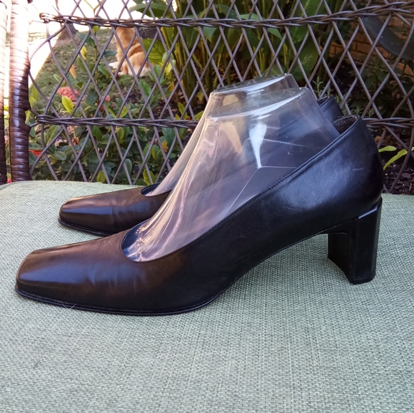 Stuart Weitzman Black Leather Square Toe Chunky Heel Pump. - Picture 7 of 12
